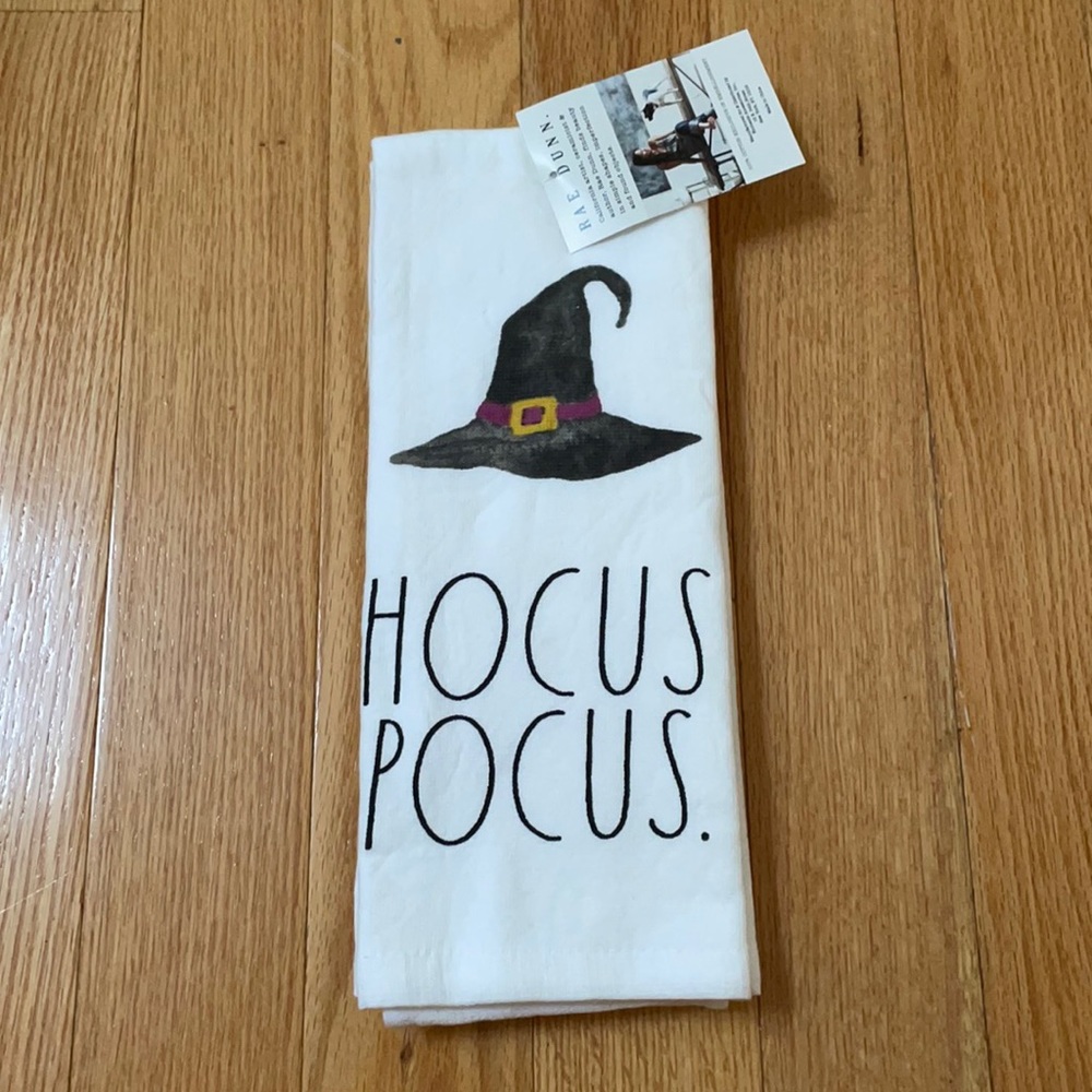 Rae Dunn 2021 Halloween 🎃 Set of 2 Kitchen Towels “HOCUS POCUS” & Witch Hat